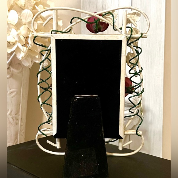 Vintage Shabby Tole Frame With Rose Motif - Picture 4 of 4